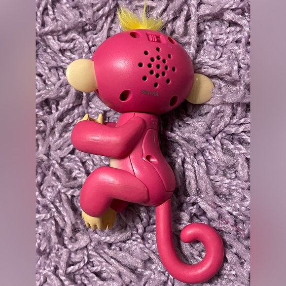 Fingerlings - Interactive Baby Monkey - Bella & - Picture 4 of 17